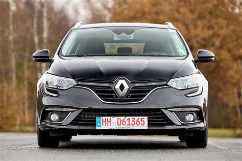 Pohled na přední část vozu Renault Mégane Grandtour IV s dominantní maskou chladiče.