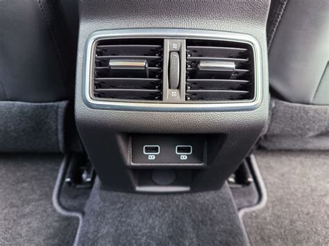 Detail středové konzole Renaultu Mégane Grandtour IV s displejem autorádia a ovládacími prvky.