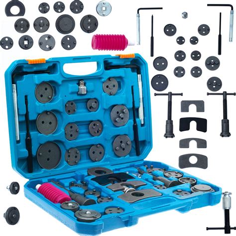 detailní záběr na adaptéry sady na zatlačení brzdových pístků