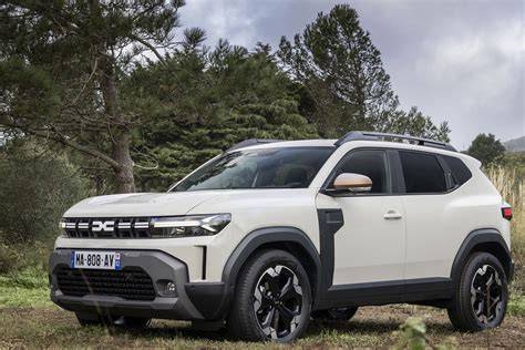 porovnání nového a poškozeného čelního skla Dacia Duster