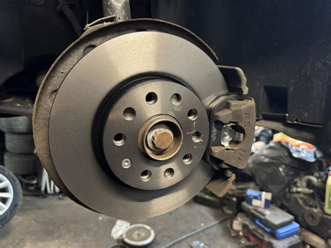 Ilustrace procesu záběhu brzdových destiček