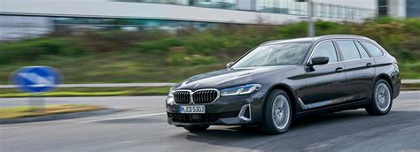 Interiér BMW řady 5 Touring s digitálními displeji
