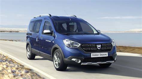 Obrázek: Dacia Dokker Stepway v terénním módu a Peugeot Partner Outdoor na silnici