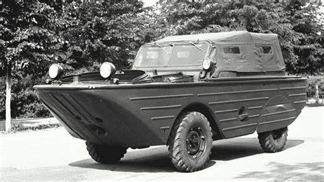 Explorační grafika znázorňující vývoj soutěže o vojenský terénní automobil a tři hlavní hráče: Bantam, Willys, Ford.