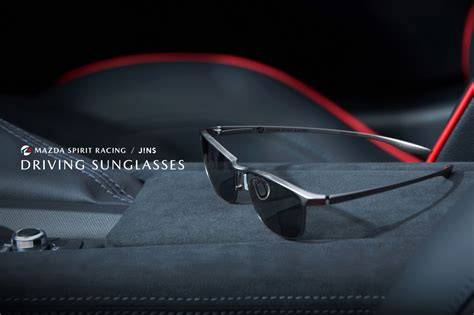 Infografika: Představení Mazda Spirit Racing Driving Sunglasses - materiály (Titan, polarizační skla), design pro japonské obličeje, cena a distribuční kanály.