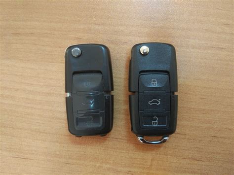 Ilustrace tlačítek na klíči nebo dálkovém ovladači pro ovládání centrálního zamykání