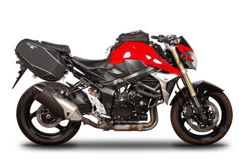 Obrázek demonstruje kompatibilitu bočních brašen SHAD s nosičem na Suzuki SV650