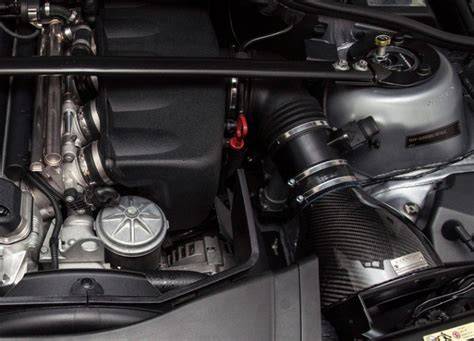 Infografika: Průřez díly sání vzduchu pro BMW E46 a jejich funkce