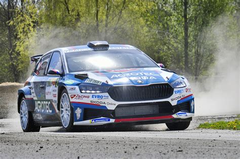 ilustrační foto automobilových prahů s ochranným nástřikem