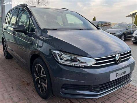 Infografika: srovnání verzí Touran People 1,5 TSI a 2,0 TDI