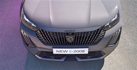 Přední část vozu Peugeot 2008 s charakteristickou maskou chladiče a LED světlomety