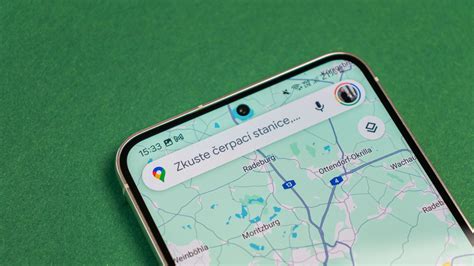Screenshot aplikace Google Maps běžící na displeji autorádia