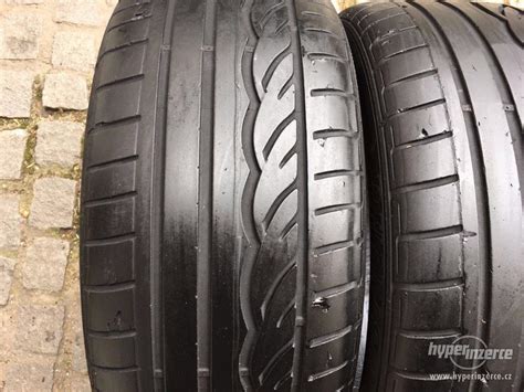 Detailní záběr letní pneumatiky Dunlop