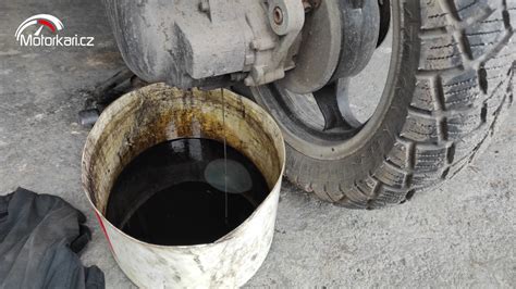 ilustrace znečištěného převodového oleje