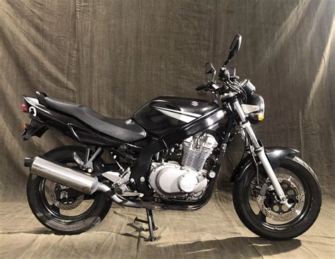 Infografika: Schéma montáže plexi štítu GS 500 Suzuki