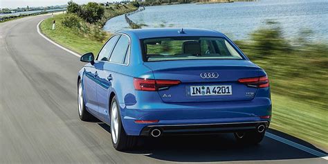 Audi A4 na silnici připravené k roztlačení