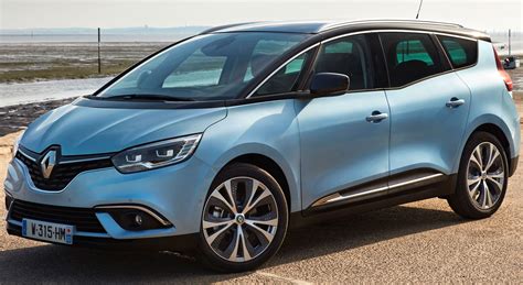 Renault Grand Scenic z boku s otevřenými dveřmi a sedadly v 3. řadě