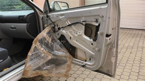 Nákres demontáže vnitřního panelu dveří pro přístup k upevnění zrcátka