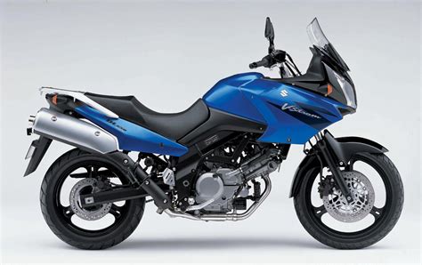 Infografika: Porovnání verzí Suzuki DR 650 a DL 650 V-Strom - hlavní parametry (objem motoru, výkon, stav)