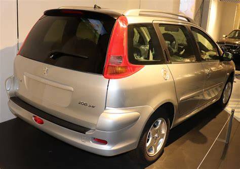 Ilustrativní obrázek jednoduché koncovky pro Peugeot 206 SW - vizuální představu o tom, jak koncovka může vypadat na zadní části vozu.