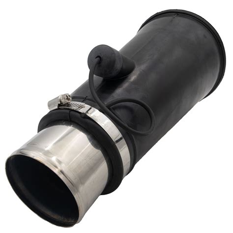 Detailní pohled na spoj výfukových dílů s objímkou a těsněním