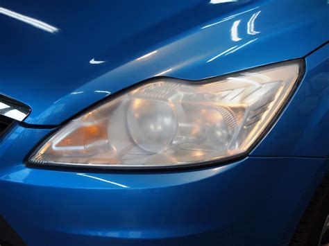 Infografika: postup demontáže světlometů Ford C-Max