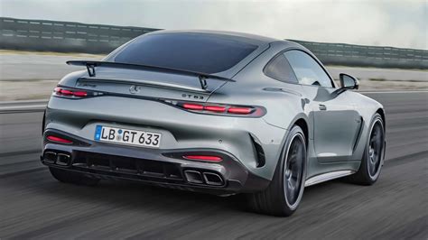 Zadní část Mercedes-AMG GT R s viditelnou středovou koncovkou výfuku