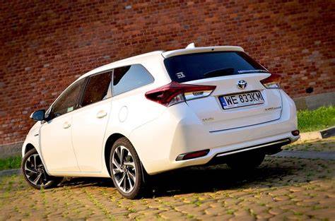Obrázek: Ilustrace zadního krytu kufru a prahu pro Toyota Auris II (Touring Sports)
