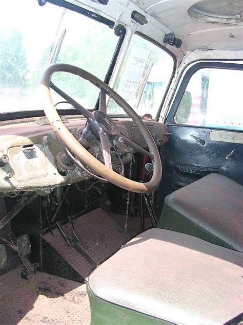 detail interiéru kabiny vozu Opel Blitz s řadicími pákami