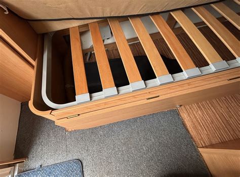 schéma různých modelů karavanů Hobby s vyznačením typických prvků jako palandy, francouzská postel, mover