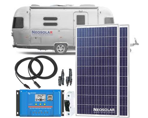 infografika s ikonami zobrazujícími nejdůležitější výbavu karavanu: mover, solární panel, lednice, topení, klimatizace