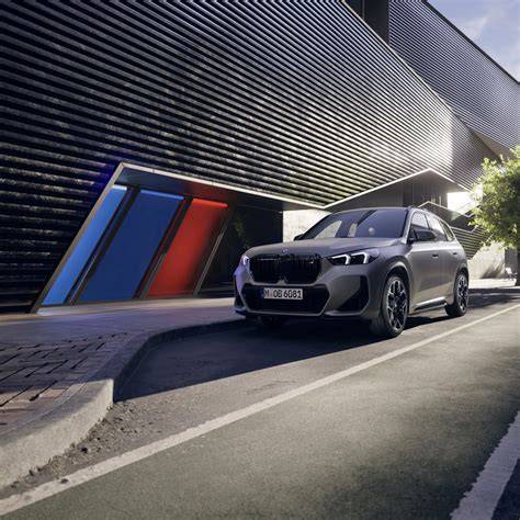 Infografika: Přehled typů klíčů BMW podle generací a technologií (E-série, F-série, KeylessGo)