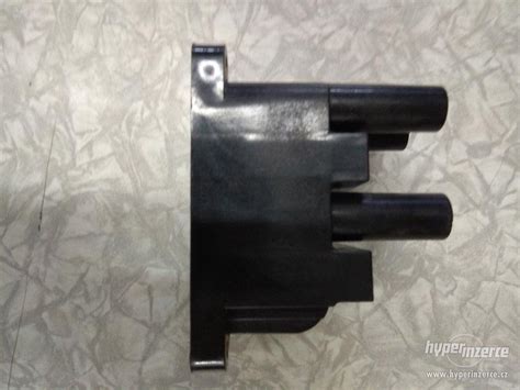 Detailní pohled na zapalovací cívku a její kontakty