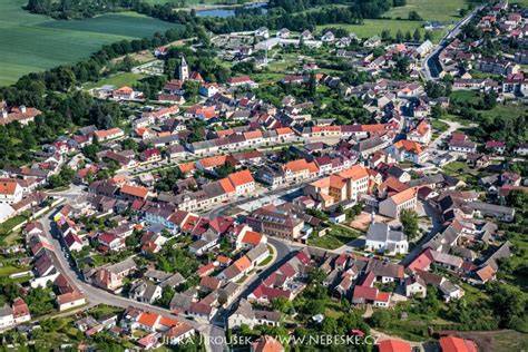Infografika: Rozložení prodejců pneumatik v jihočeském regionu v okolí Lomnice nad Lužnicí