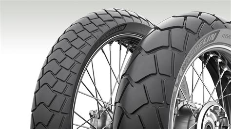 Ilustrace pneumatiky Michelin Anakee Adventure 2 s důrazem na její univerzální dezén pro silniční i lehké terénní použití