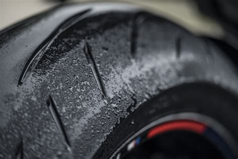 Schéma dezénu pneumatiky Bridgestone BATTLAX HYPERSPORT S23 s vyznačením oblastí pro přilnavost na suchu a mokru