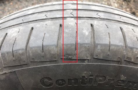 Detail dezénu pneumatiky s důrazem na odvod vody