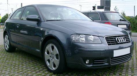 tmavě modrá Audi A3 8P na fotce ukazující elegantní linie a lesk lakované plochy