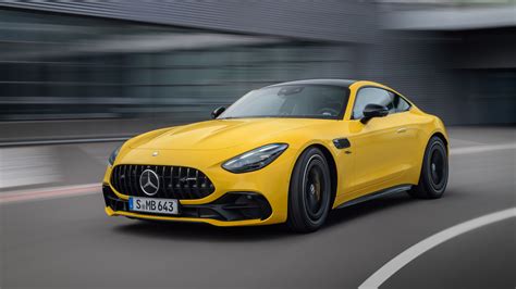 Infografika: Srovnání výkonů GT-R (R35) a AMG GT S