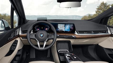 Interiér BMW řady 5 s důrazem na sportovní sedačky a elegantní barevnou kombinaci