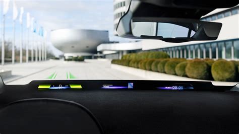 Ukázka funkce head-up displaye na čelním skle BMW řady 5
