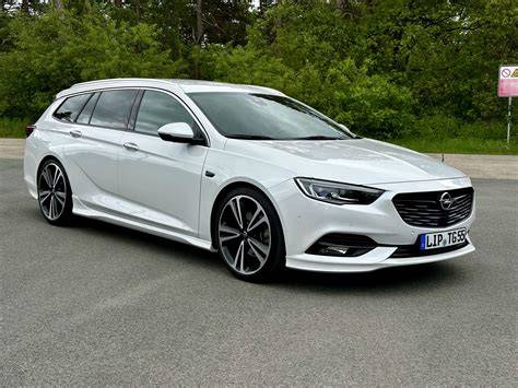 Infografika: Vývoj Opel Insignia B (měřítko let a verzí)
