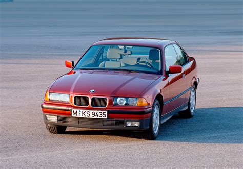 Infografika: Schéma palivového systému BMW E36 316i a klíčové body pro výměnu potrubí