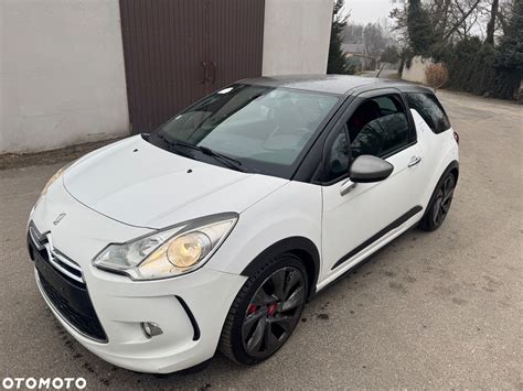 Citroën DS3 z profilu, zvýrazněná karoserie a střešní motiv
