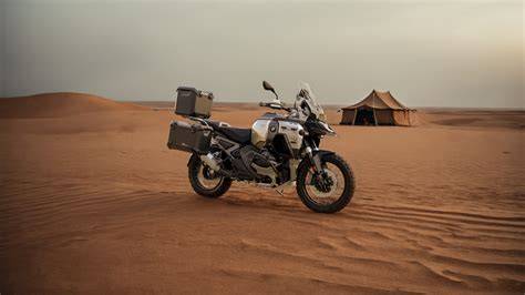 Obrázková vizualizace kolekcí BMW Motorrad: Black, Urban, Adventure