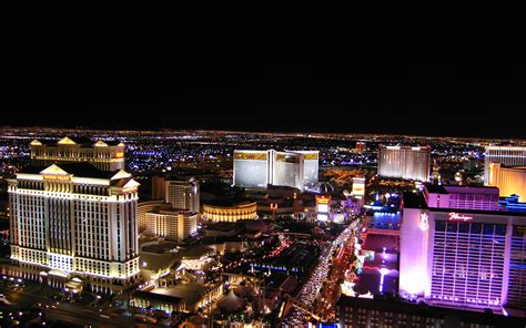 panoráma Las Vegas s osvětlenými hotely a kasiny v noci