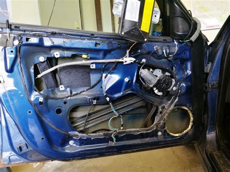 ilustrace instalace nového reproduktoru do dveří BMW E46