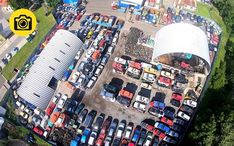 Fotografie moderního zpracovatelského centra autovrakoviště