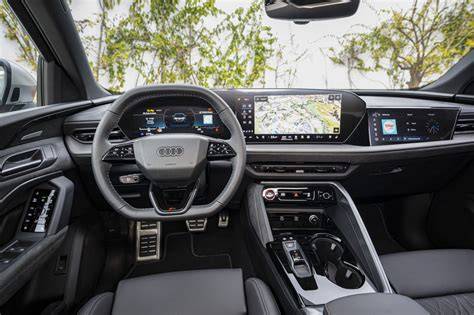 Infografika: Interiér Audi Q5 Sportback s hlavními displeji