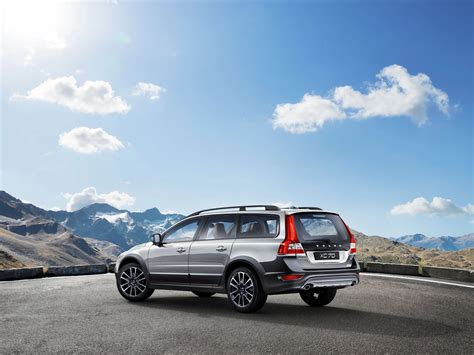 Volvo XC70 jízda v terénu polní cesta